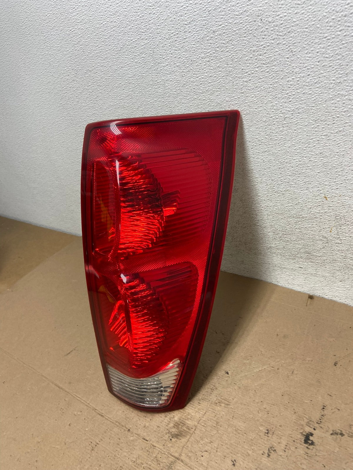 2002 - 2006 Chevrolet Avalanche Right Passenger Rh Side Tail Light AF4950 LK1