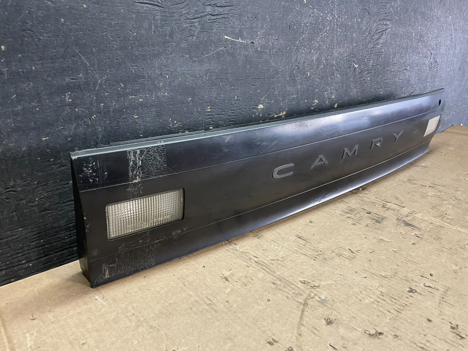 1992 1993 1994 Toyota Camry Center Trunk Panel Rear Tail Light OEM Z5895 DG1