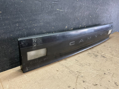 1992 1993 1994 Toyota Camry Center Trunk Panel Rear Tail Light OEM Z5895 DG1