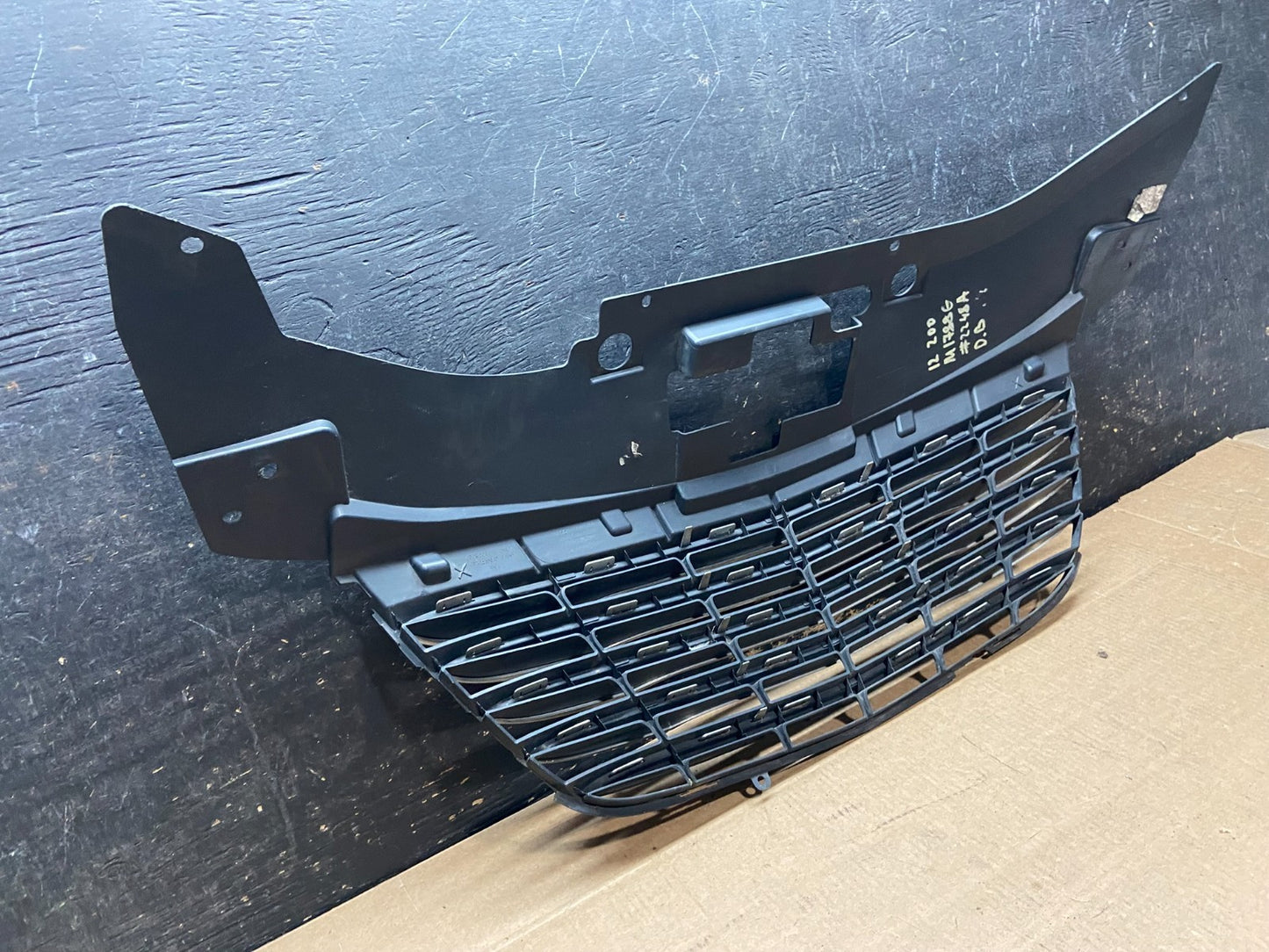 2011 to 2014 Chrysler 200 Front Upper Grill Grille OEM Y9421 DG4