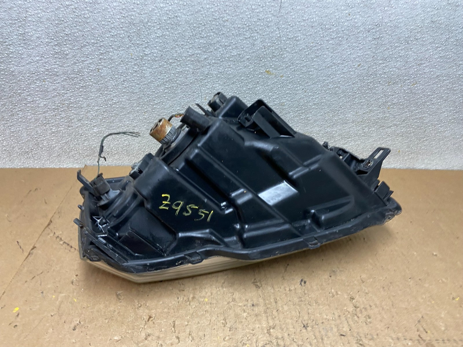 2004 - 2008 Mitsubishi Endeavor Headlight Left Driver Lh Side OEM Z9551 DW8