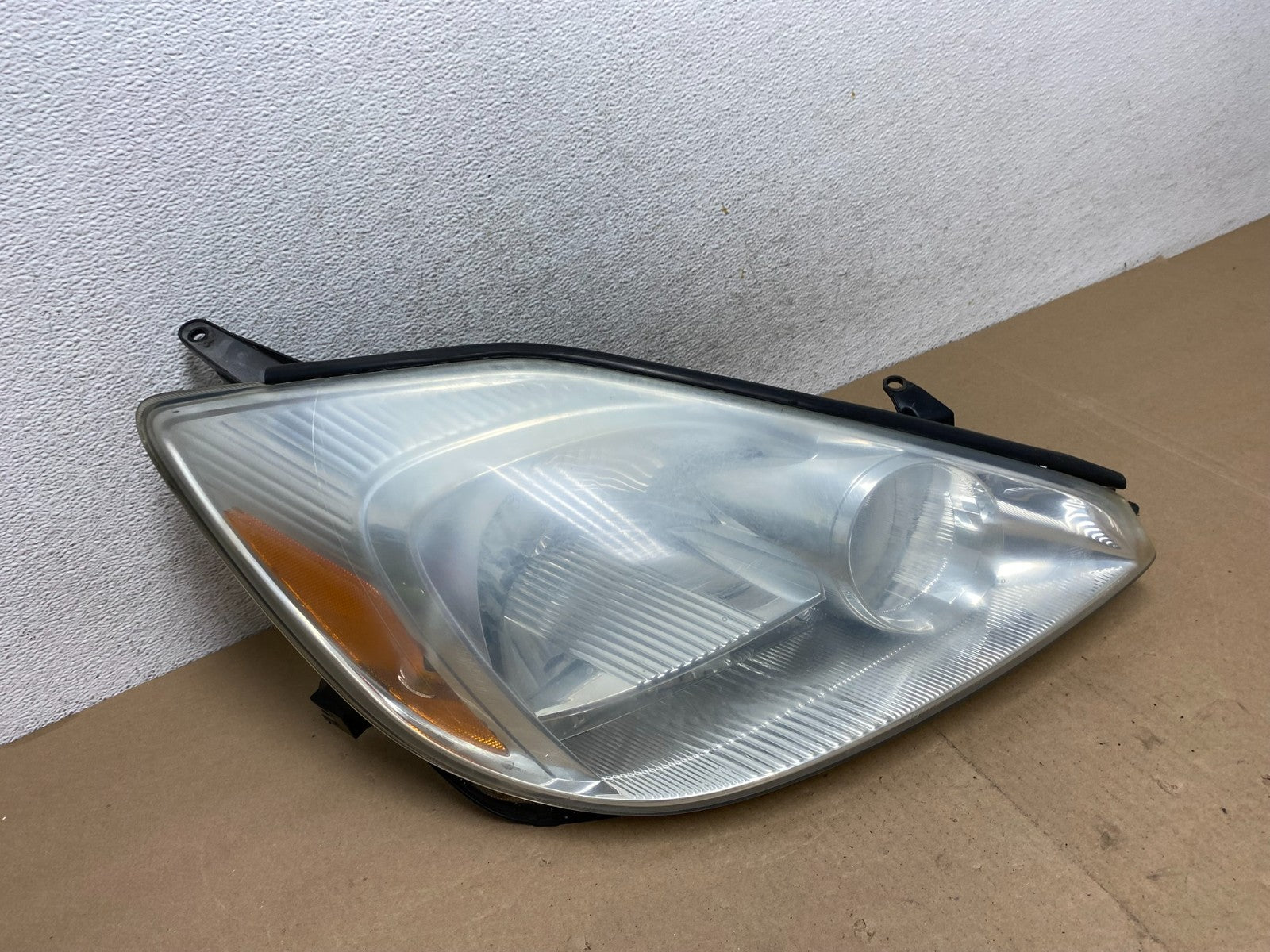 2004-2005 Toyota Sienna Right Passenger Halogen Headlight AG4560 DW2