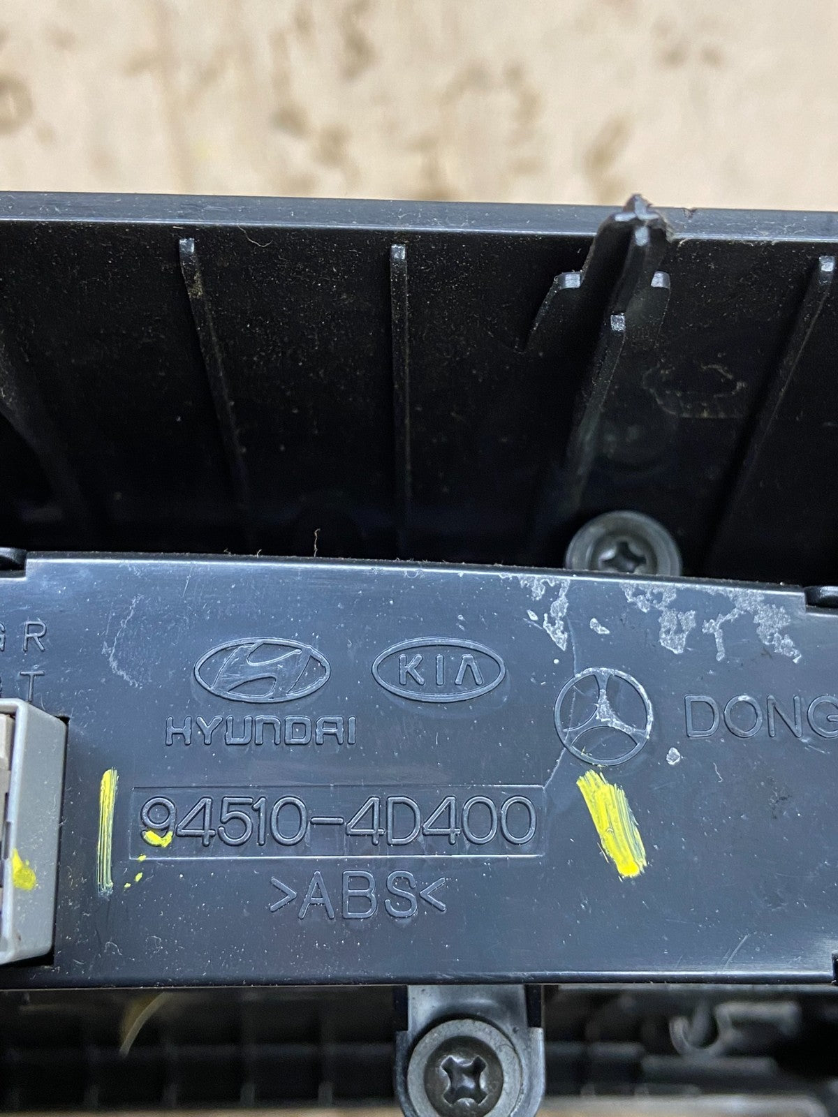 2006-2012 Hyundai Entourage Sedona Center Radio Clock Bezel Air Vent X6316 DG5