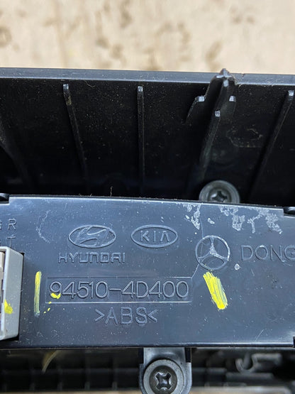2006-2012 Hyundai Entourage Sedona Center Radio Clock Bezel Air Vent X6316 DG5
