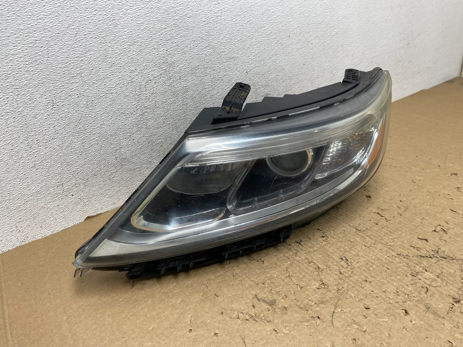 2014 to 2015 Kia Sorento Left Driver LH Side Headlight Halogen AF8444 DW2