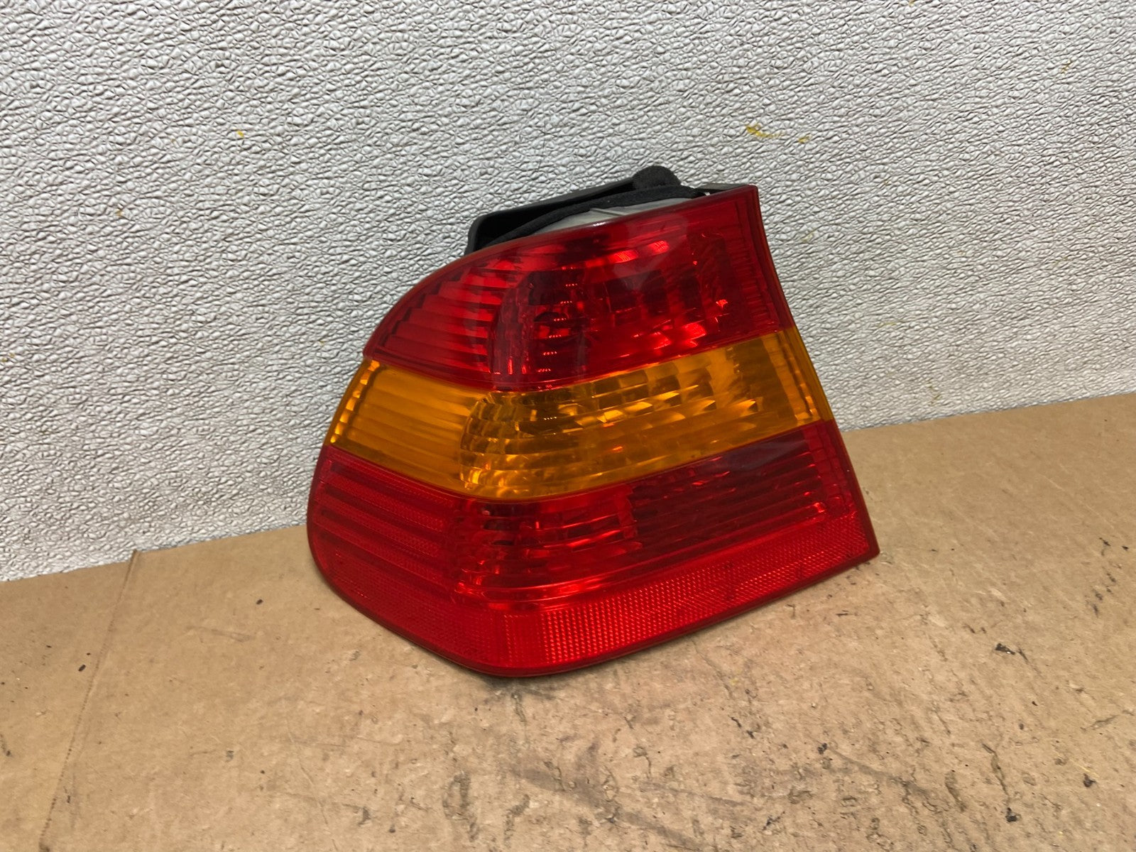 2002 -  2005 BMW 3 E46 Series Left Driver Side Lh Tail Light AA0071 DW0