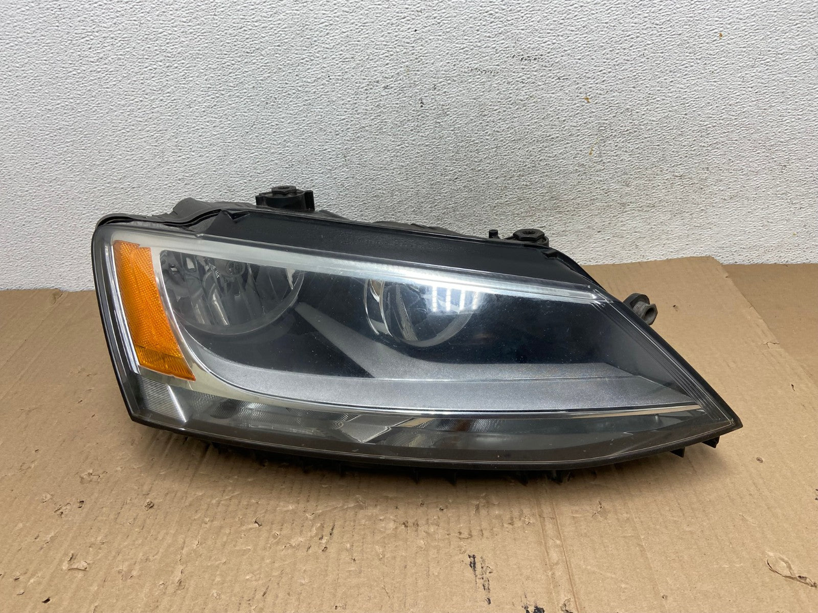 2011 to 2014 Volkswagen Jetta Right Passenger RH Headlight Halogen AE9002 LK0