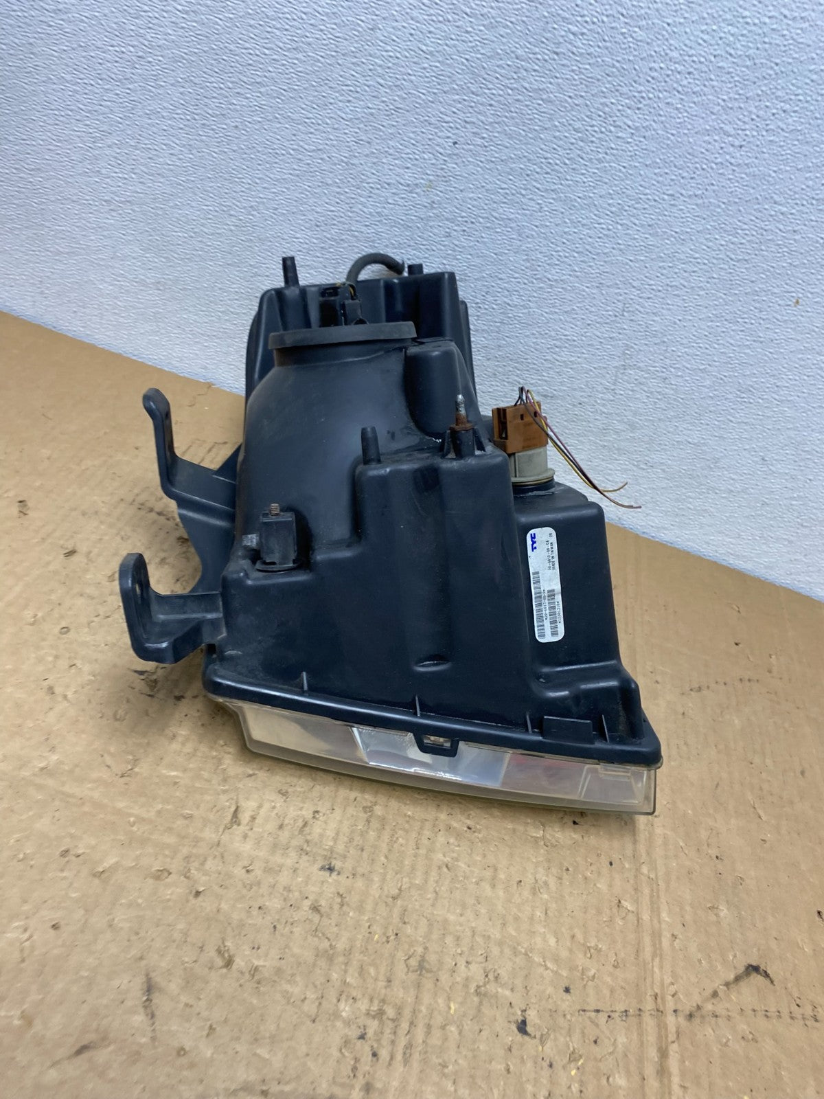 2007 to 2014 Ford Expedition Right Passenger RH side Headlight Halogen AC8256 DW9