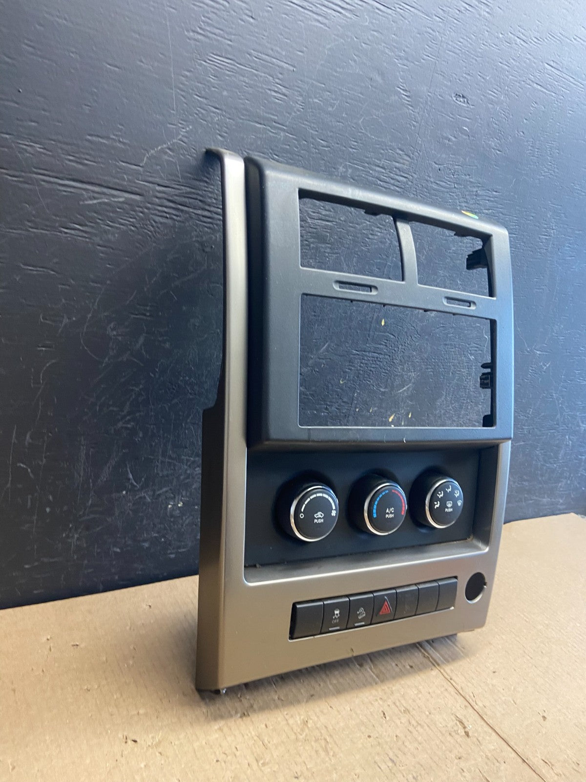 2008 to 2012 Jeep Liberty Dash Climate Temperature Control Radio Bezel AE3965 DG2