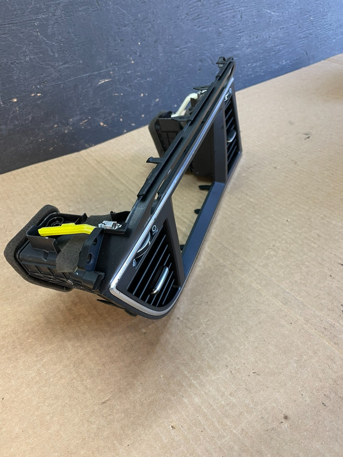 2017-2019 Hyundai Elantra Center Radio Climate Control Air Vent Bezel AF3659 DW1