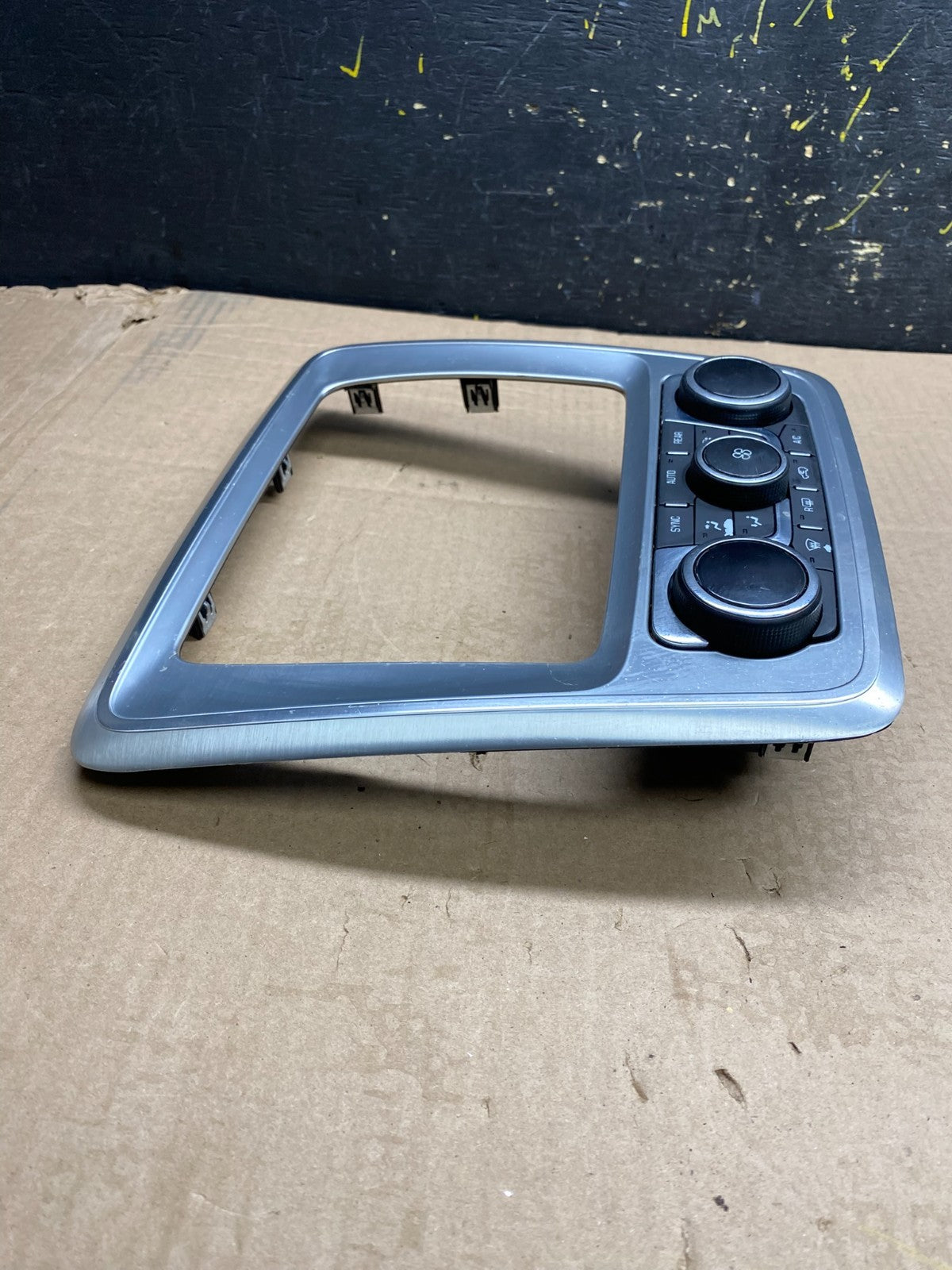 2013 - 2016 GMC Acadia A/C Heater Climate Control Radio Panel Bezel OEM y9910 DG2