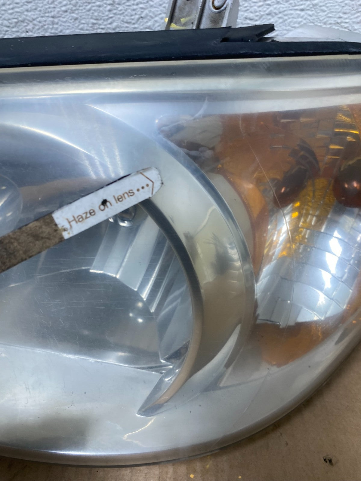 2002 to 2005 Kia Sedona Left+Right Side Headlights AI8165 DW6