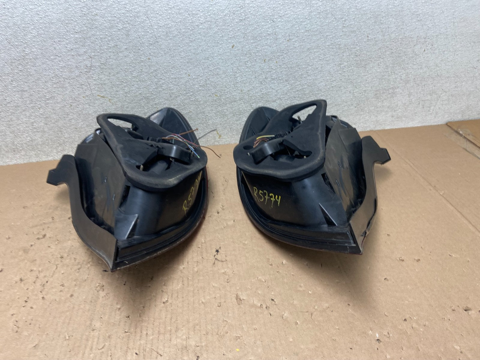2002 to 2005 Mercedes C C230 Kompressor Coupe Left+Right Set Tail Light R5774 DG9