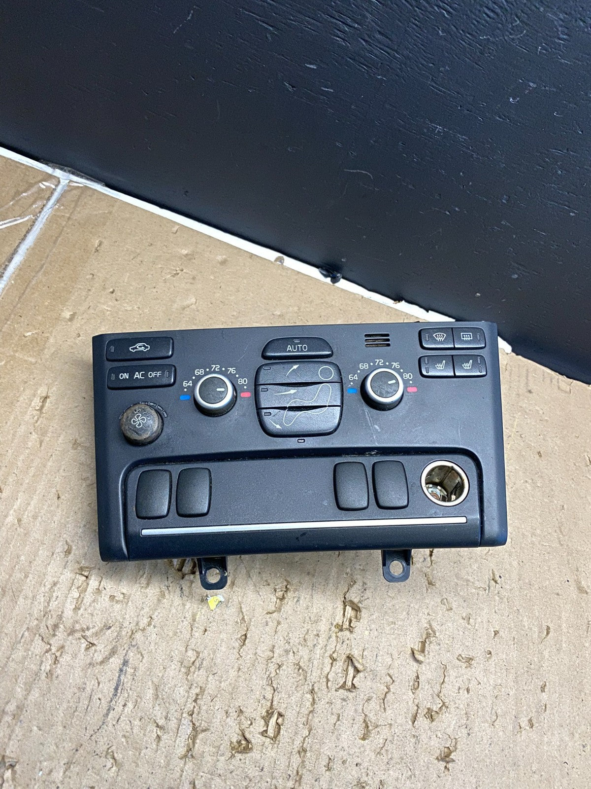 2003-2013 Volvo XC90 Center A/C Climate Control Radio Panel Bezel AB56800