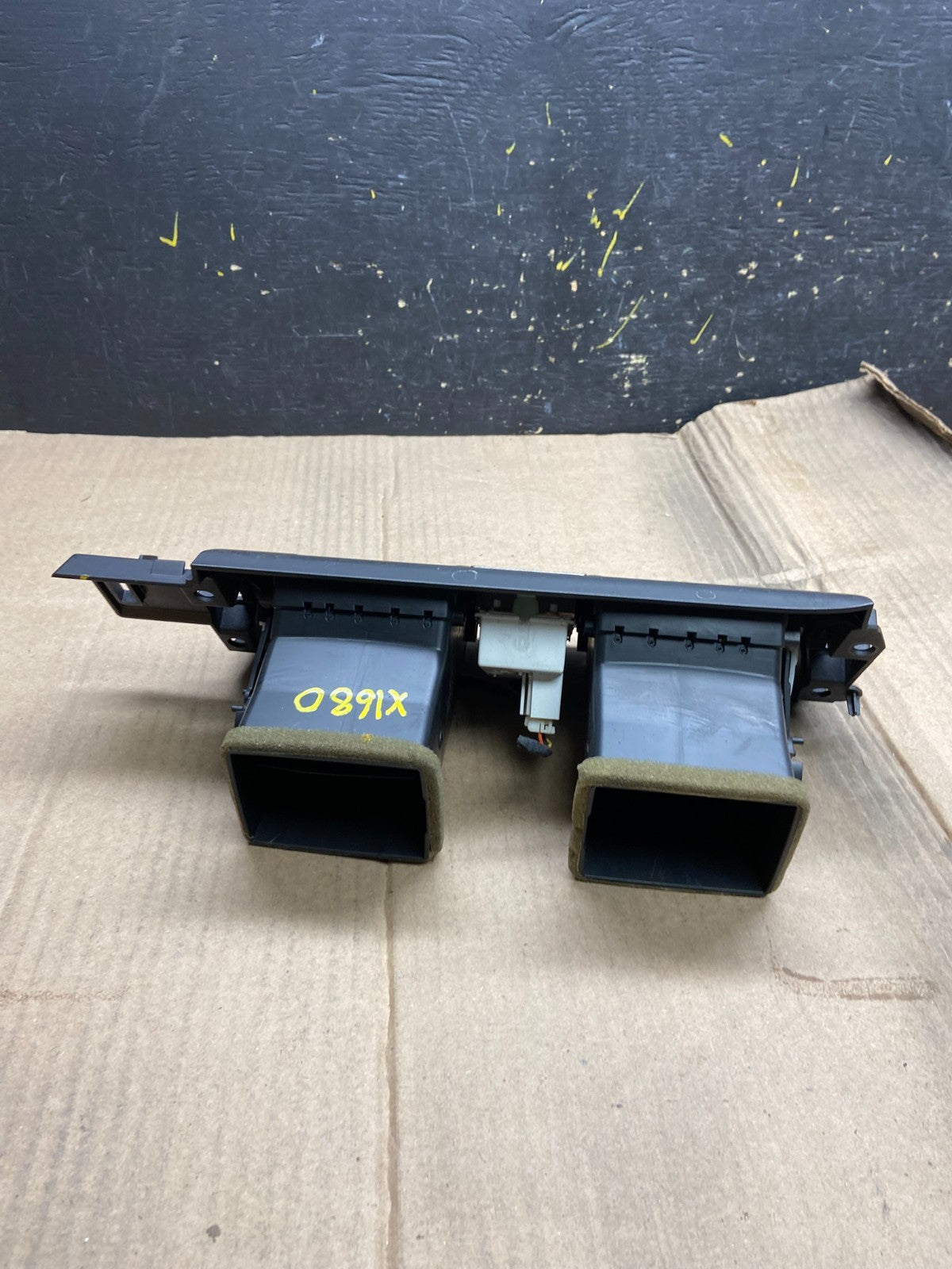 2006 to 2011 Cadillac DTS Dash Center Air Vent Heater Bezel OEM X1680 DG3