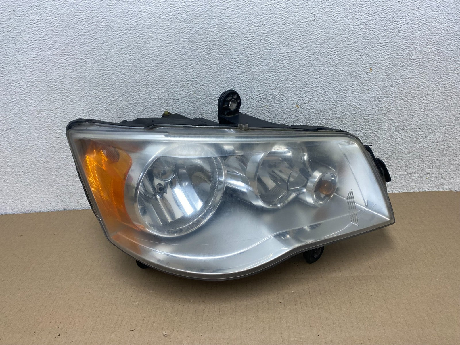 2011 to 2016 Chrysler Town and Country Right Passenger Headlight AG5822 DW0