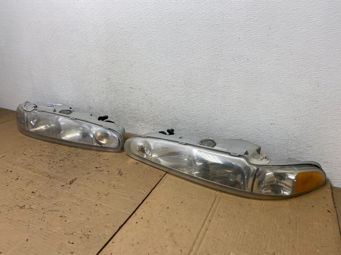 1998 to 2002 Oldsmobile Intrigue Left+Right Side Halogen Headlights AD4373 DG1