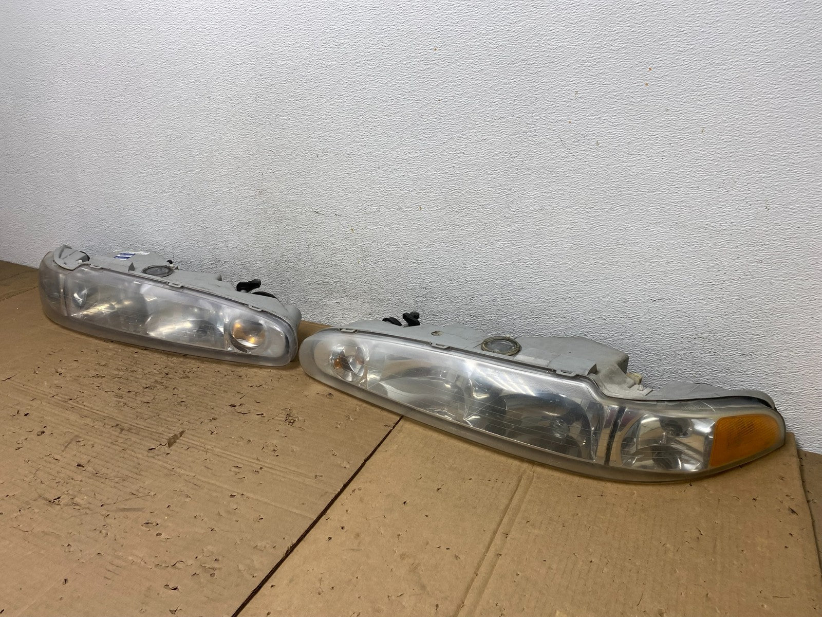 1998 to 2002 Oldsmobile Intrigue Left+Right Side Halogen Headlights AD4373 DG1