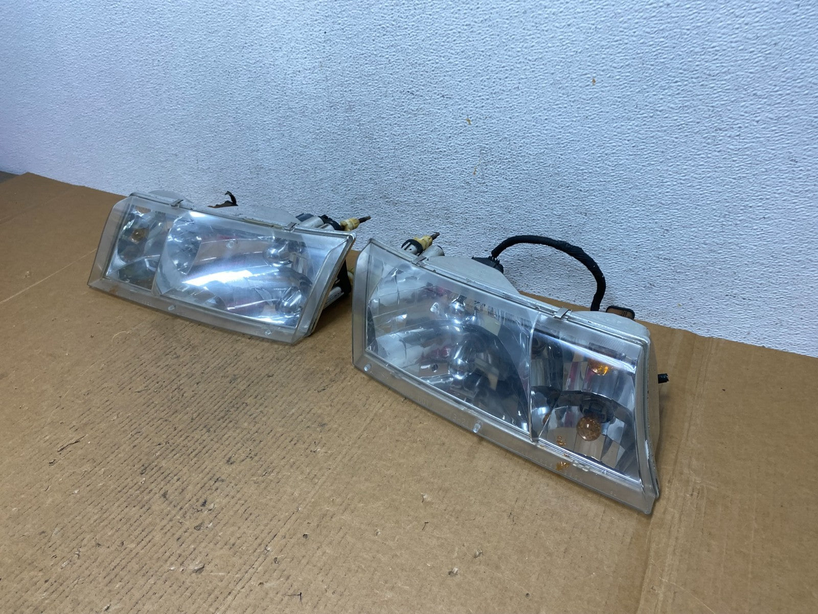 1998 to 2002 Mercury Grand Marquis Left+Right Set Halogen Headlight AE0558 DG1