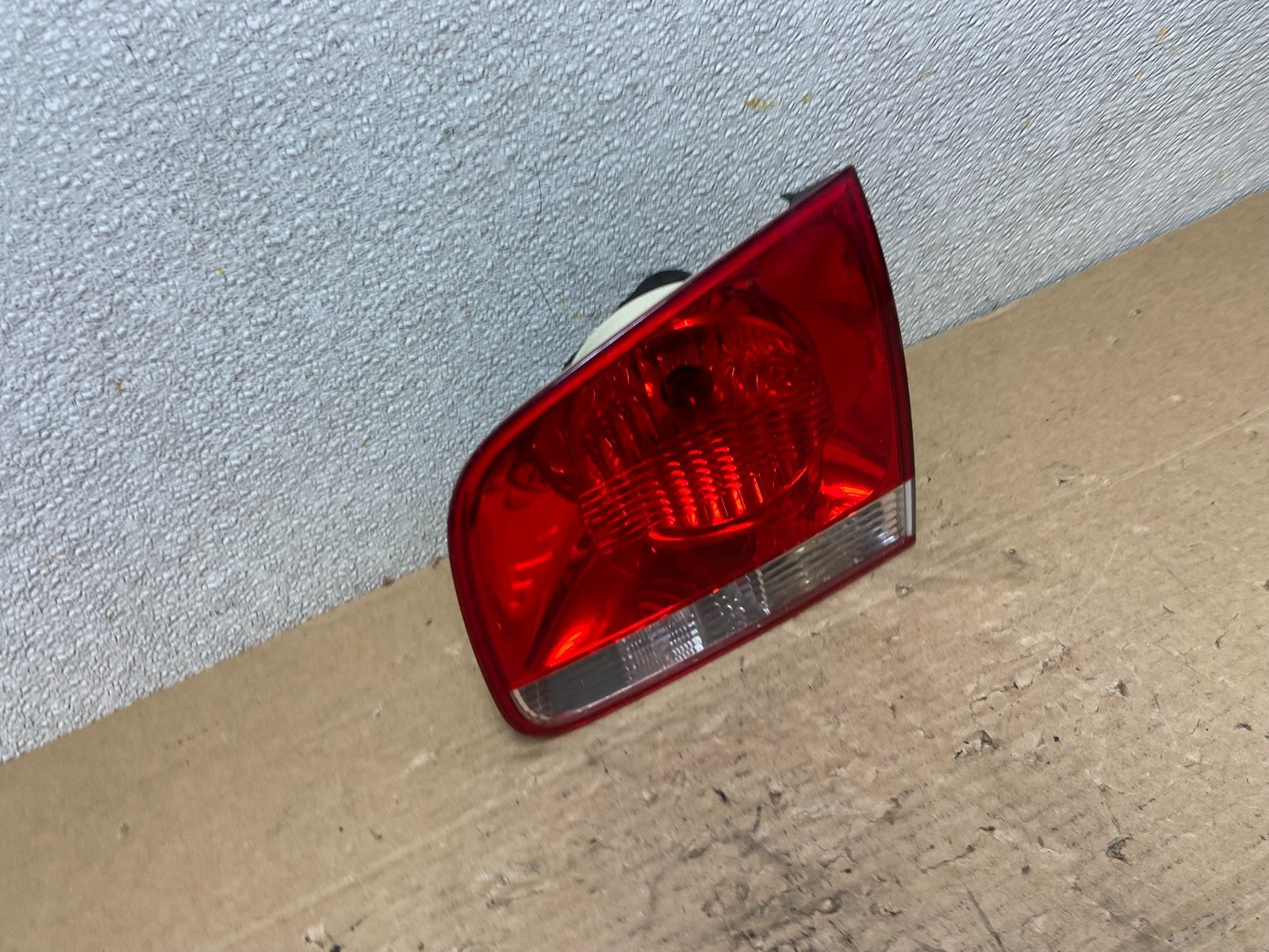 2004-2007 Volkswagen Touareg Right Passenger RH Inner Tail Light Oem AB4677 LK2