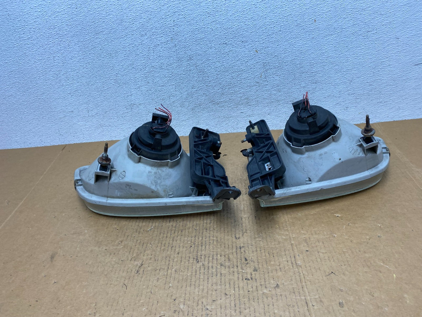 1998 to 2000 Toyota Sienna Left+Right Side Headlights AE0590 DW5