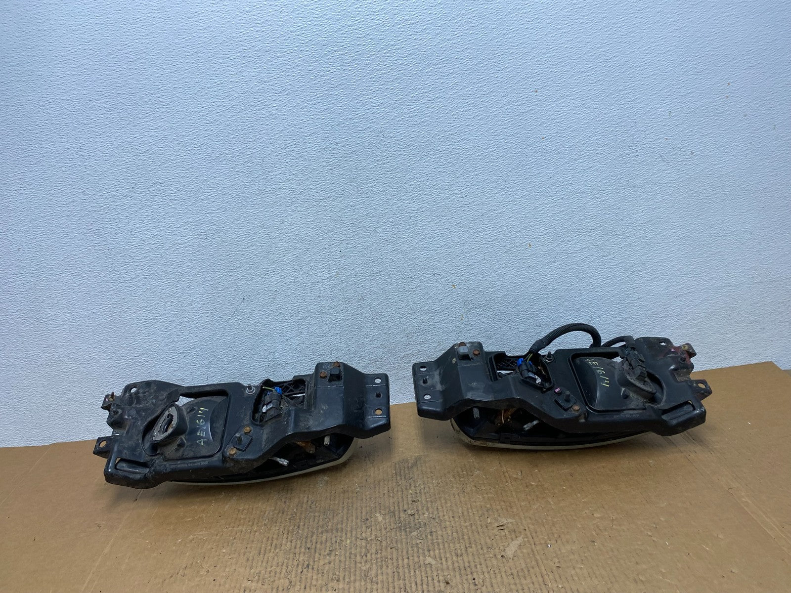 1995 to 1996 Buick Riviera Left+Right Headlights AE16145