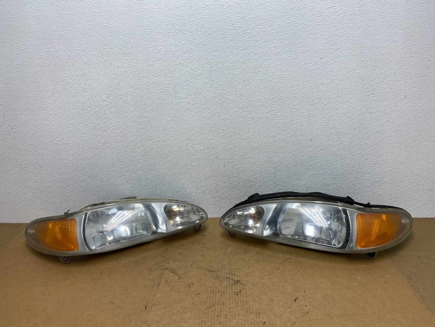 1998 to 2003 Ford Escort Left+Right Set Halogen Headlight AC1837 DW0