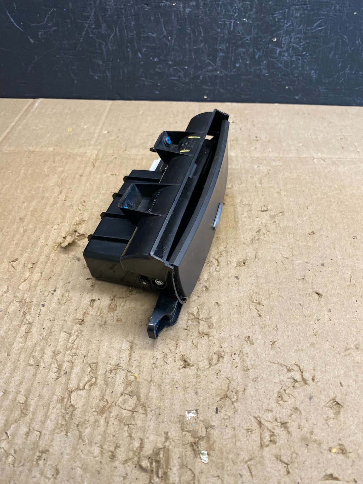 2006 - 2012 Kia Sedona Center Console Dash Storage Compartment Box AC4810 DG2