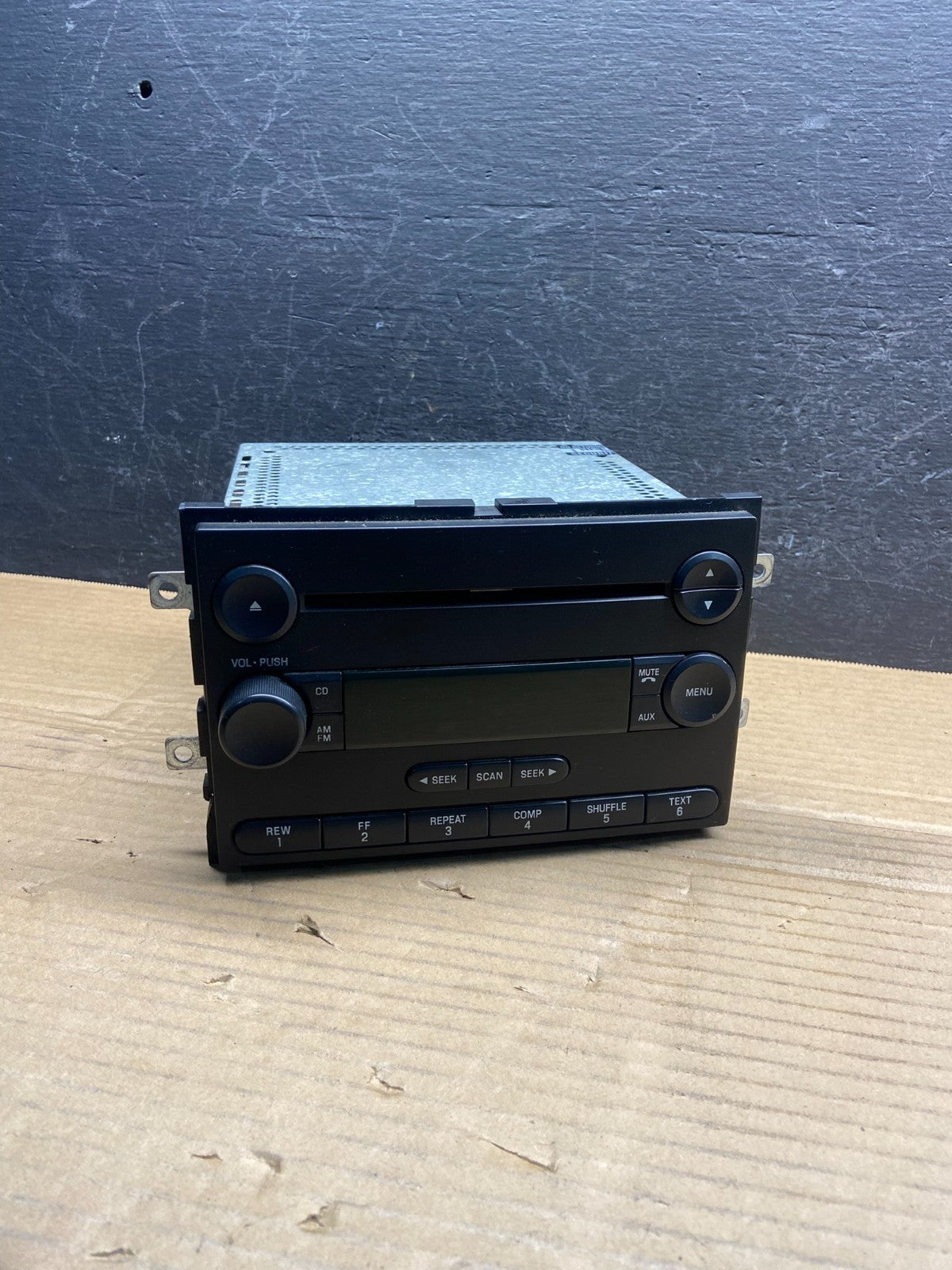 2004 to 2008 Ford F150 Mustang Radio Stereo Audio AM/FM AE2541 DG0