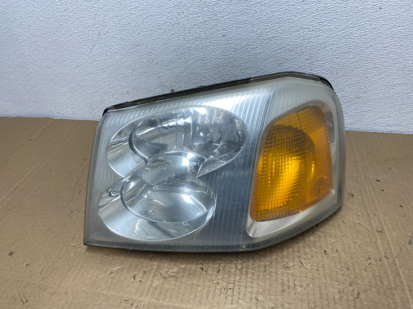 2002 to 2009 Gmc Envoy Left Driver Lh Side Headlight Halogen Oem AC3905 DW0