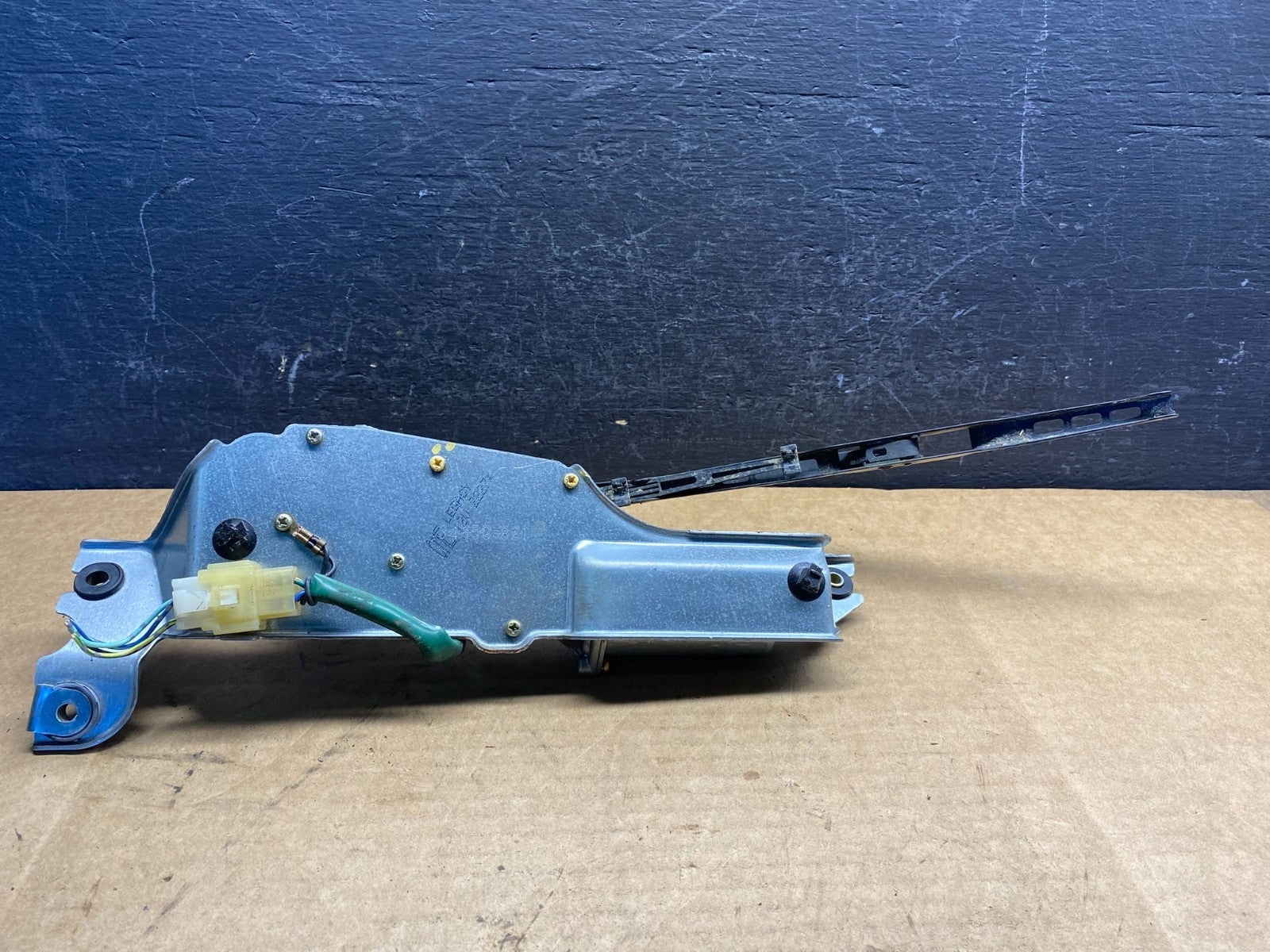 2000 to 2004 Subaru Outback Rear Windshield Washer Wiper Motor AD7558 DG5