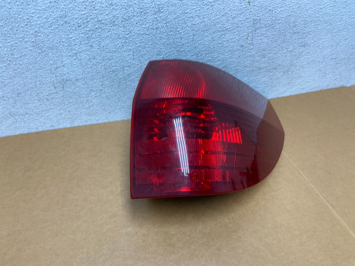 2004-2005 Toyota Sienna Right Passenger Rh Side Tail Light AD8857 DW2