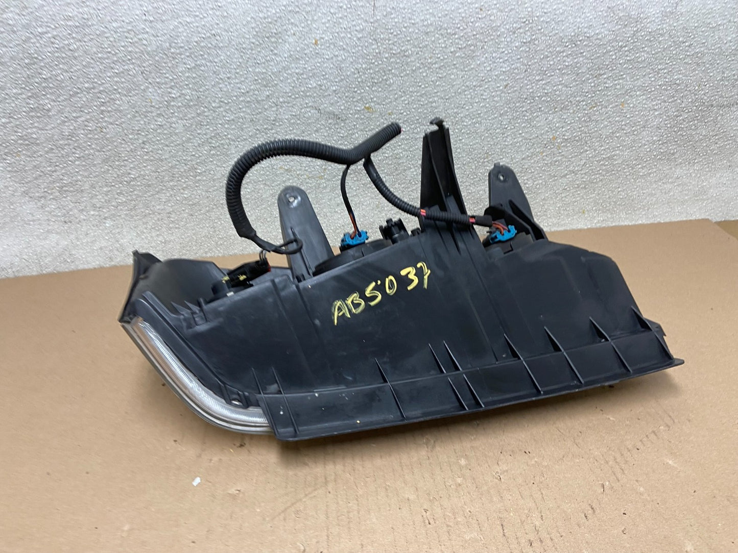 2006 to 2007 Saturn Vue Headlight Left Driver LH Side Halogen AB5037 DW7