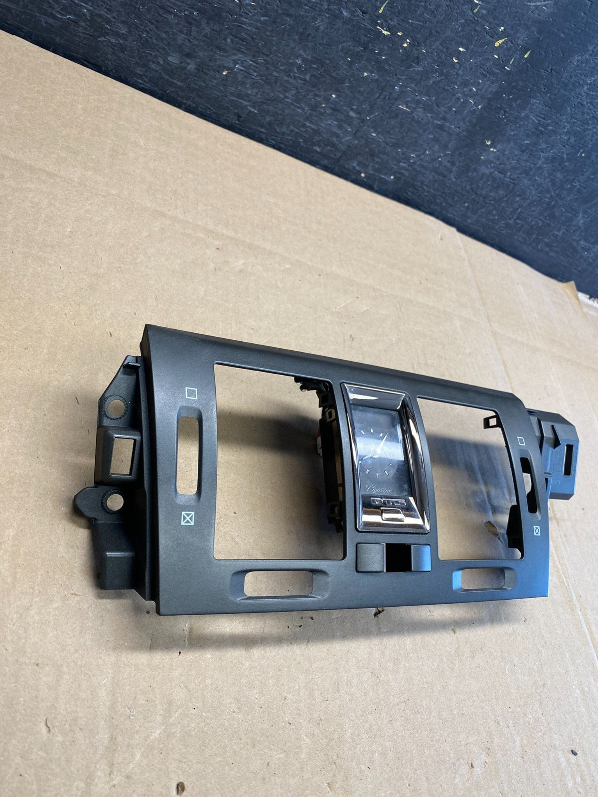 2006 to 2011 Cadillac DTS Dash Center Air Vent Heater Bezel ai3004 DG1