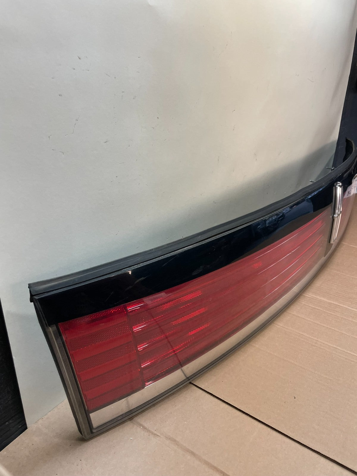 2007 to 2010 Lincoln MKX Center Tail Light Lamp Panel Trim AI3839 DG2
