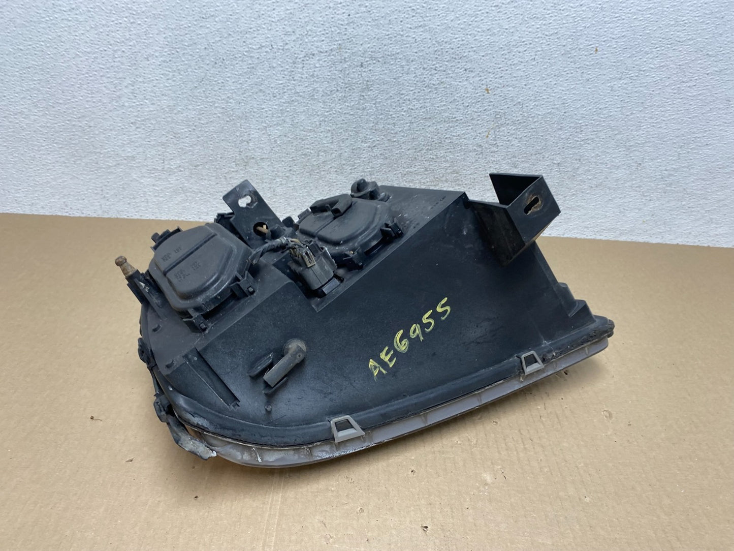 2000 to 2005 Cadillac Deville Left Driver LH Side Headlight AE6955 DW7