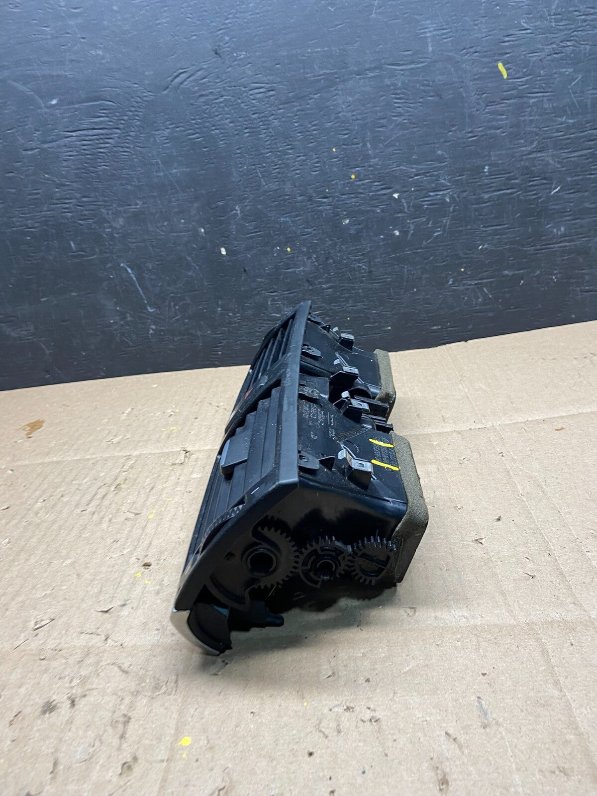 2007 to 2013 BMW X5 X6 Center Console Dash Air Vent i4996 DG12
