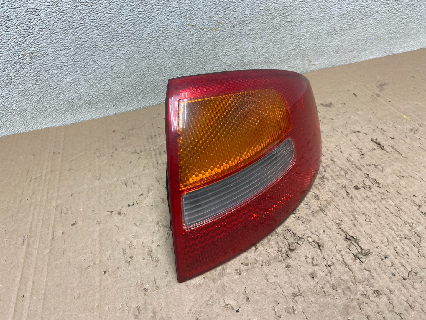 2002 2003 2004 Audi A6 Sedan Right Passenger RH Side Tail Light Oem Y0813 DW2