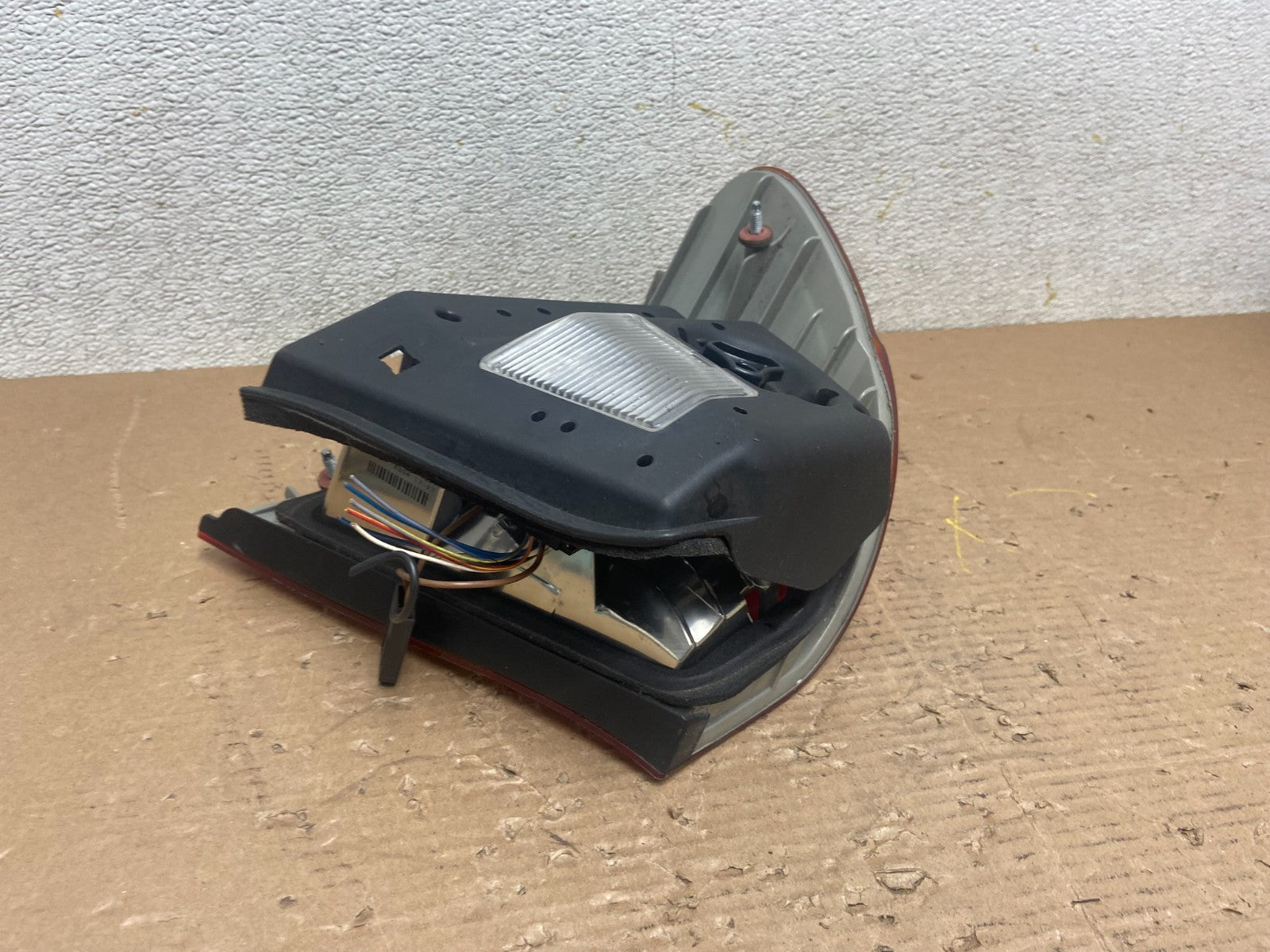 2002 -  2005 BMW 3 E46 Series Right Passenger  Tail Light Oem R0899 DW6