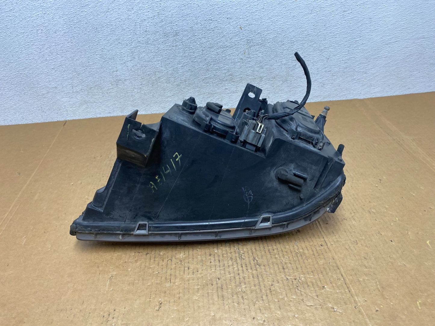 2000 to 2005 Cadillac Deville Right Passenger RH Side Headlight AE1417 DW6