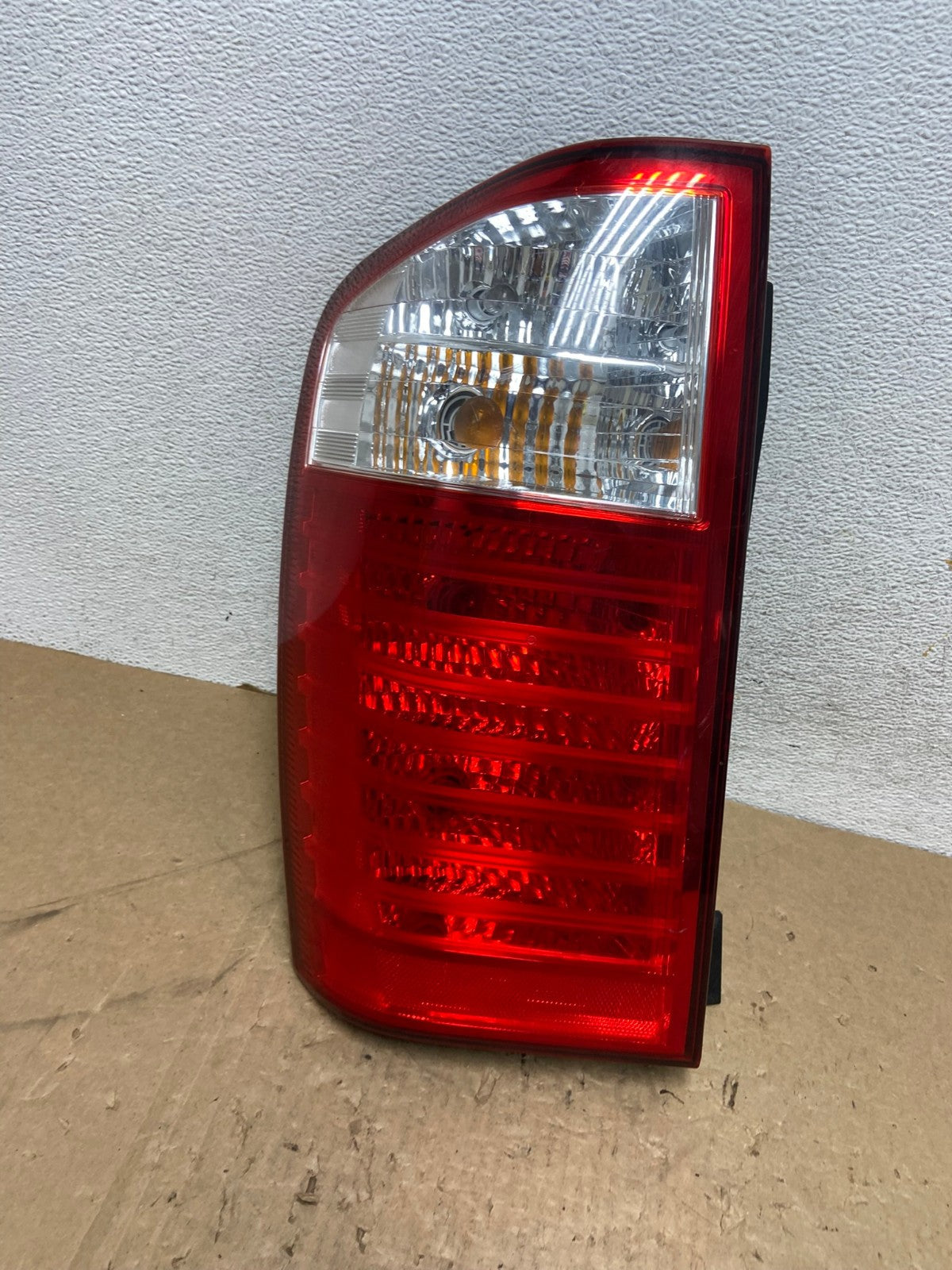 2007 to 2010 Kia Sedona Left Driver LH Side Tail Light AG1129 LK0