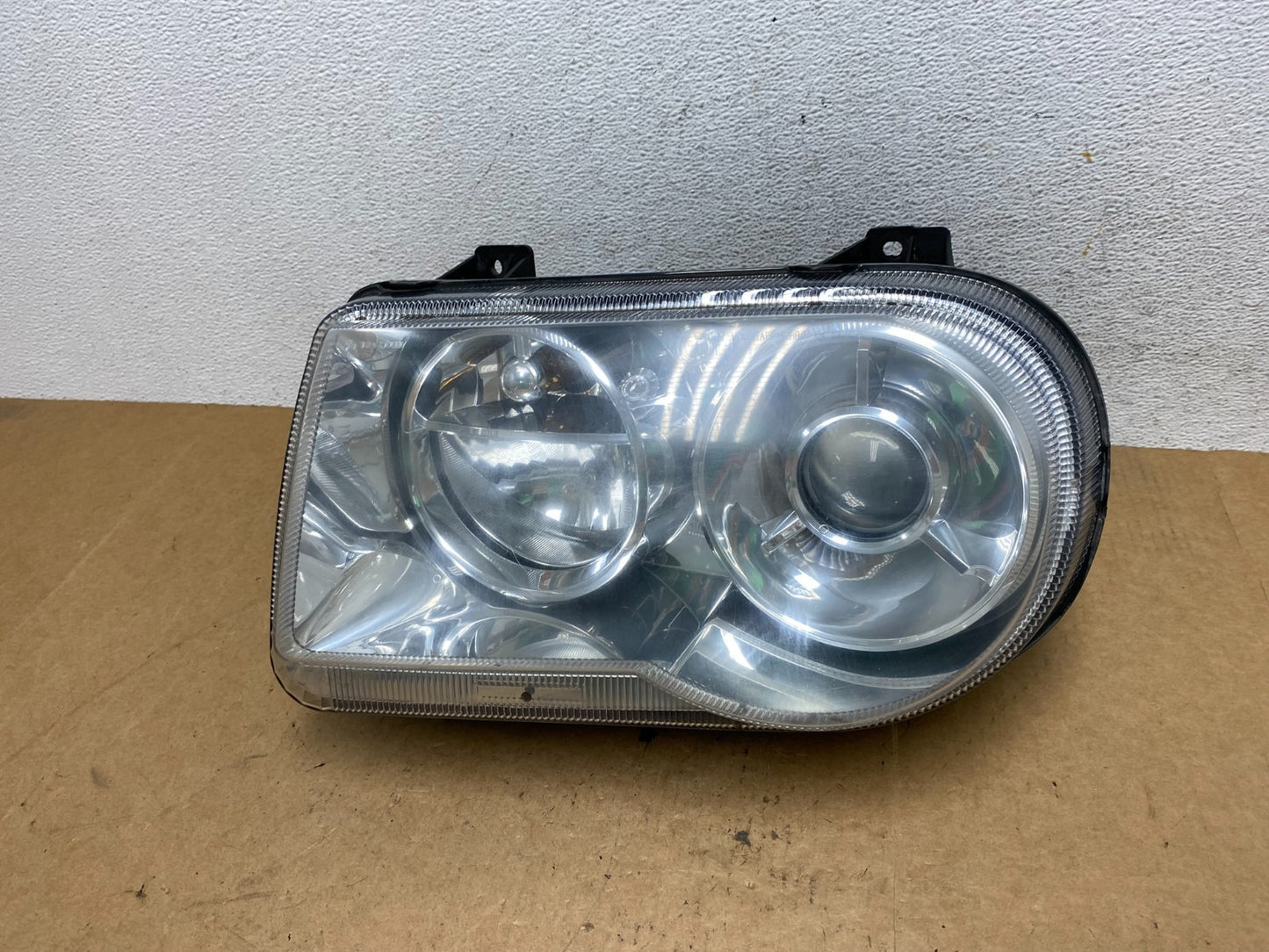 2005 to 2010 Chrysler 300C Left Driver LH Side Xenon Headlight AE3243 DW0