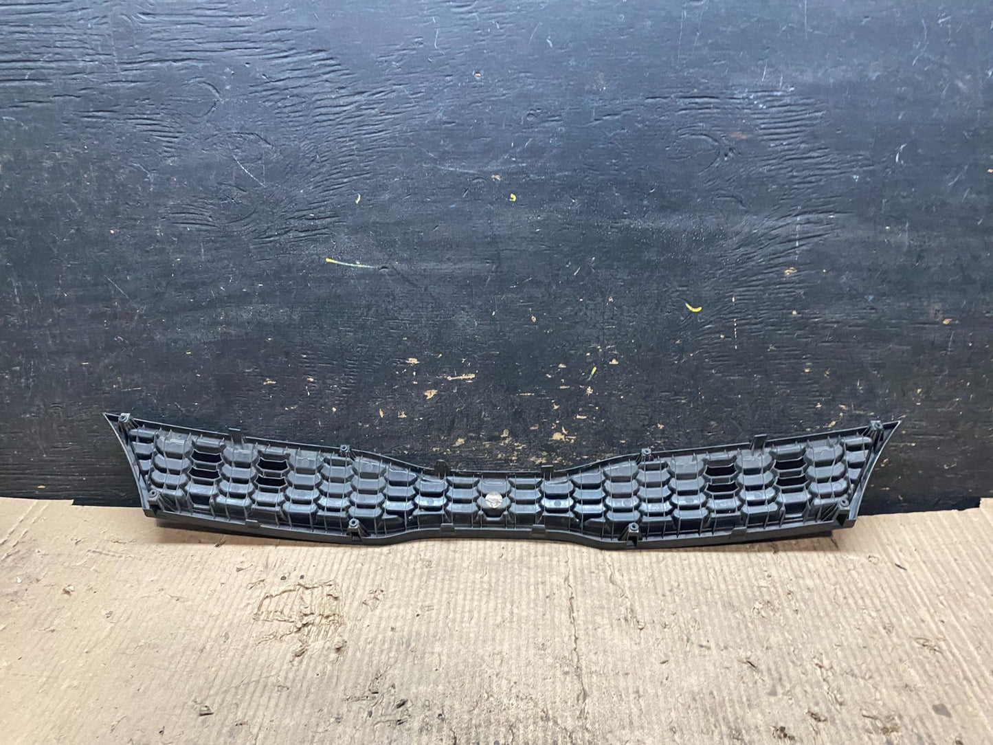 2016 to 2017 Kia Rio Front Grille Grill 863501W710 V6845 DG5