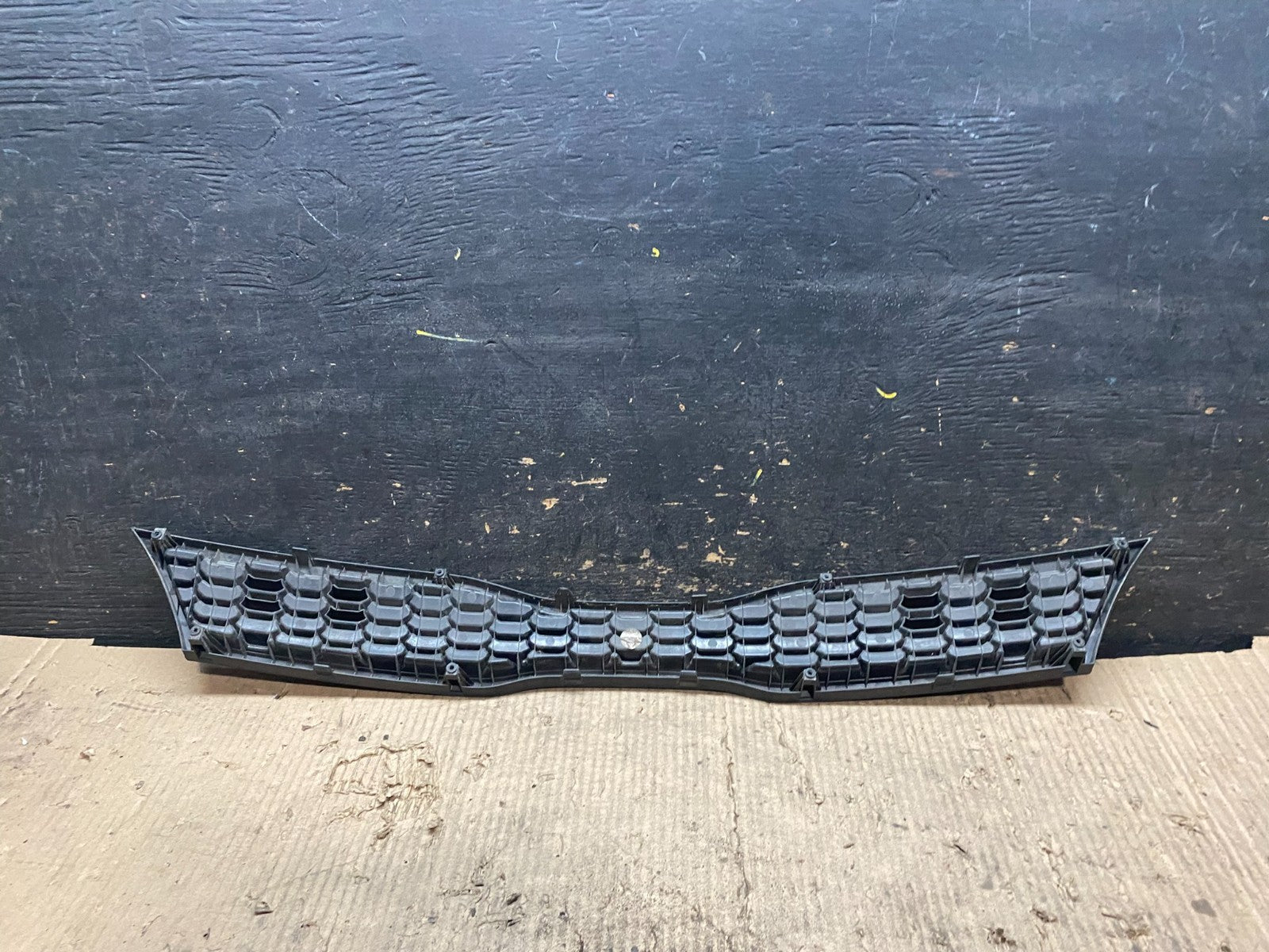 2016 to 2017 Kia Rio Front Grille Grill 863501W710 V6845 DG5