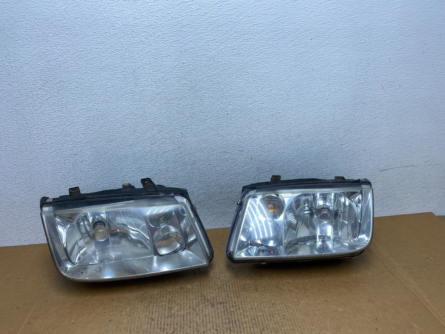 2002 to 2004 Volkswagen Jetta Left+Right Headlights AE0605 DW0