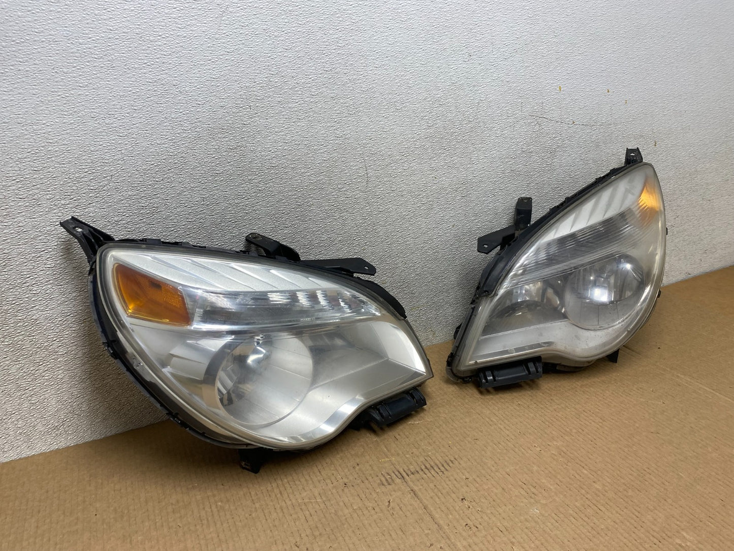 2010 - 2015 Chevrolet Equinox Halogen Headlights Left+Right Side Set OEM W38142
