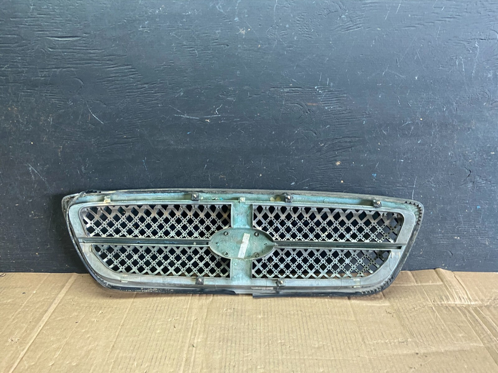 2004 to 2005 Kia Sedona Front Upper Grill Grille o1228 PS4