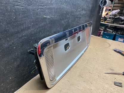 2003 - 2005 Hyundai XG Trunk Lid Trim License Panel W Reverse Light u6384 DG2