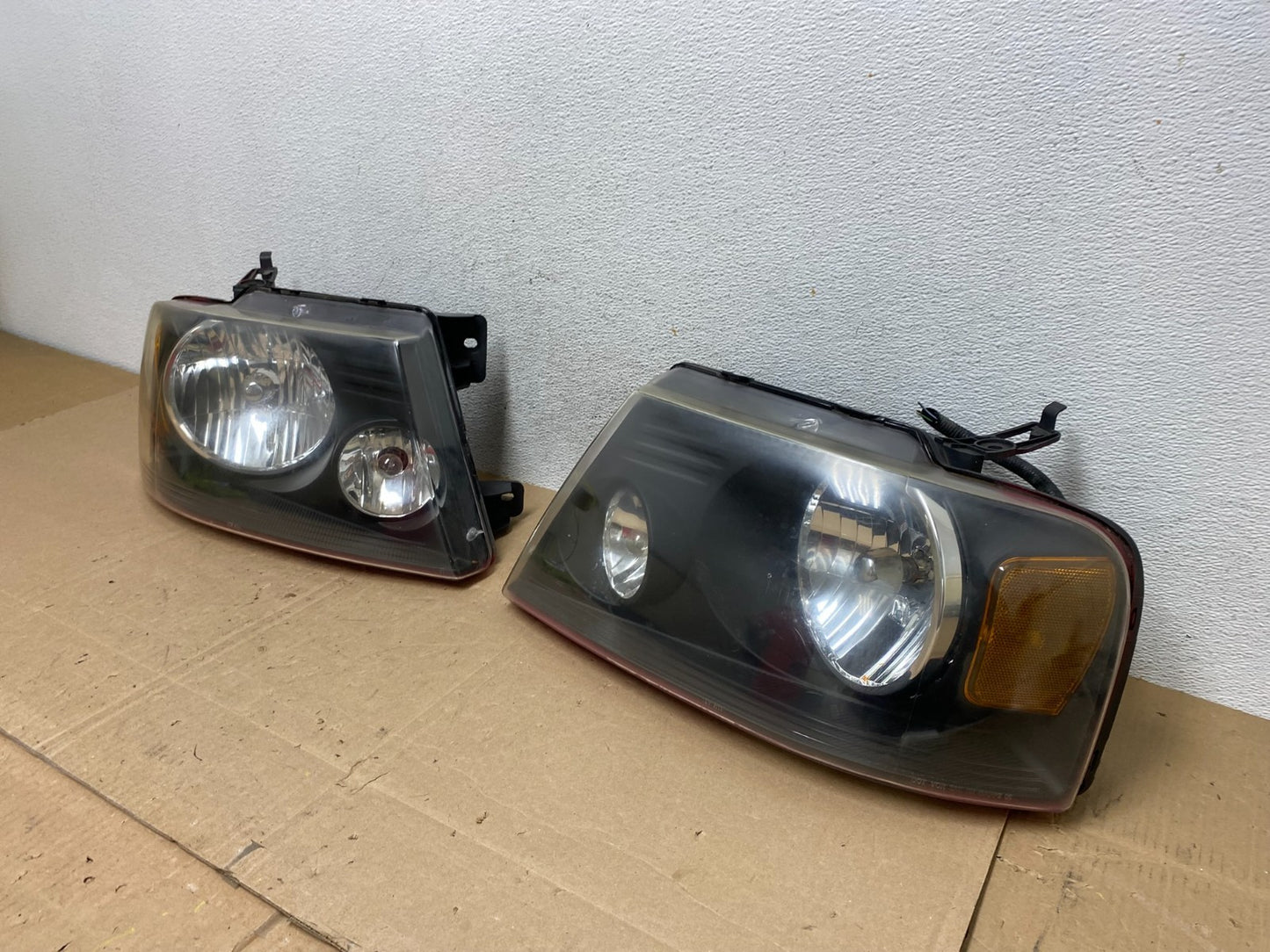 2004 to 2008 Ford F-150 F150 Left+Right Halogen Headlights AE5984 DW1