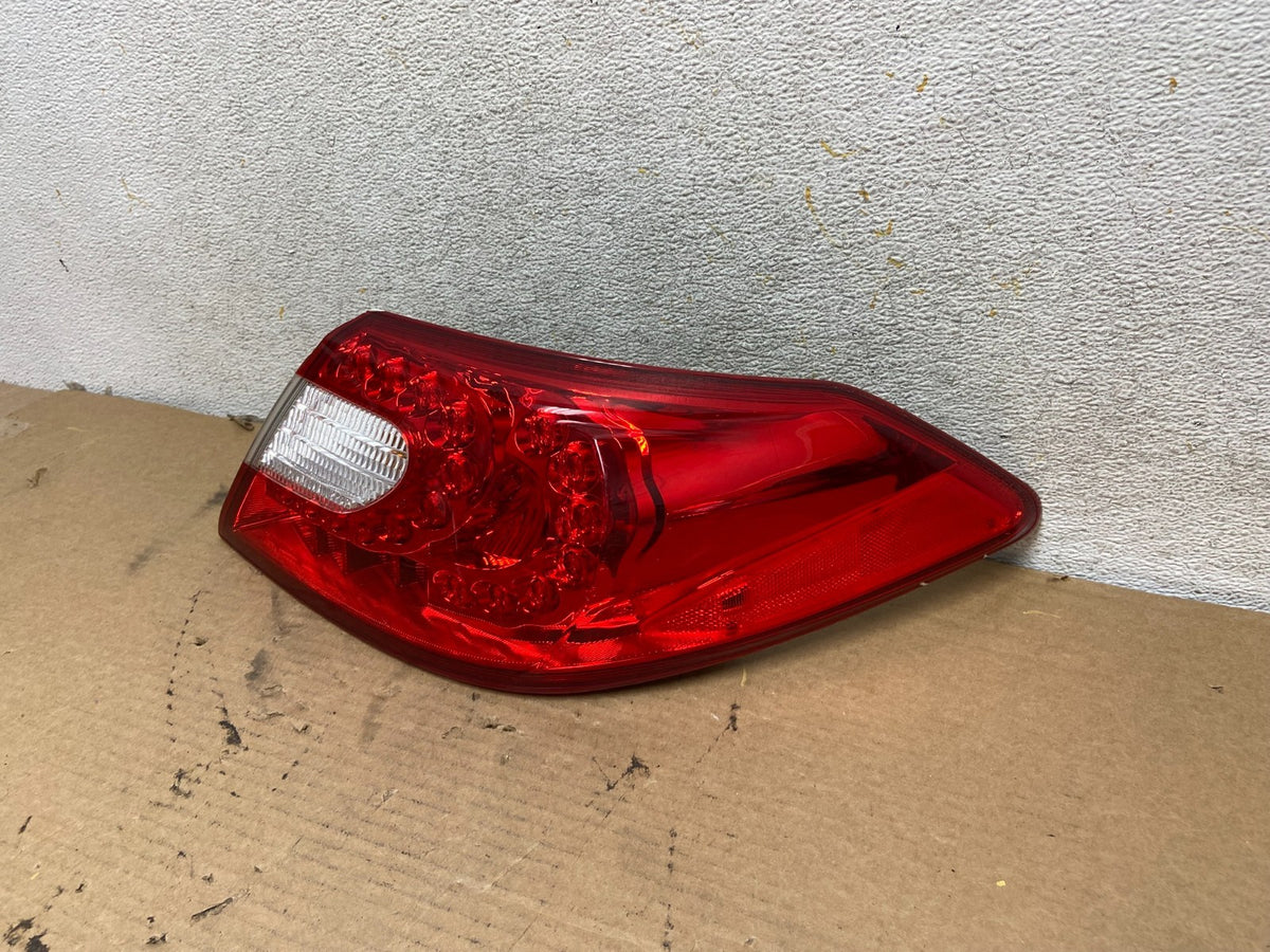 2011 2012 2013 Infiniti M37 M56 Right Passenger RH Tail Light AH4307 DW2